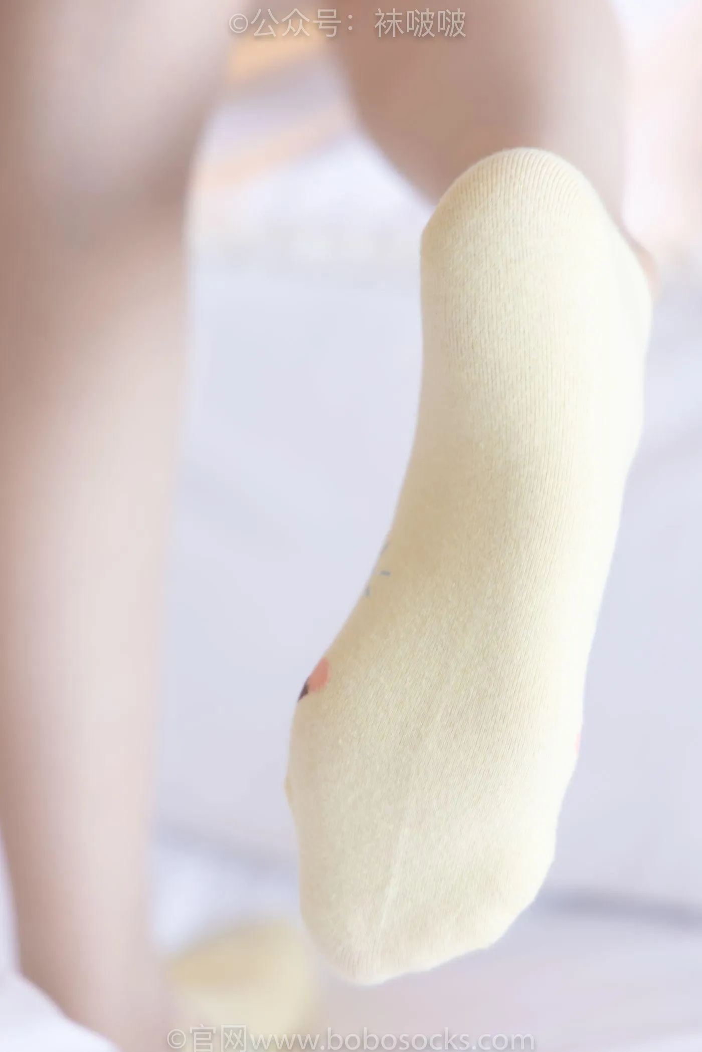 [BoBoSocks袜啵啵]NO.081 稚予- AJ、浅黄色短棉袜、浅蓝色短棉袜、裸足（花絮版） [145P]插图